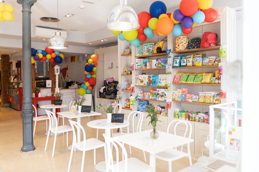 Mesas blancas junto a la tienda de Alopeke